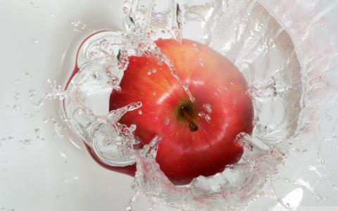 在透明的水中的红苹果