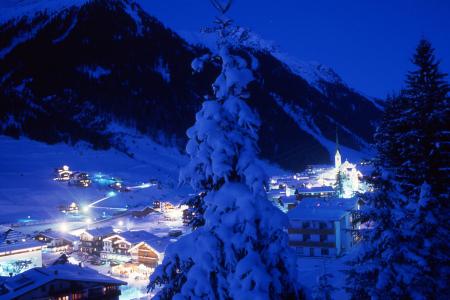 晚上在奥地利伊施格尔滑雪胜地闪耀