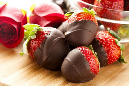 在巧克力的开胃成熟草莓
