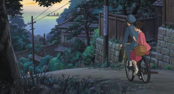 从Kokuriko的斜坡上，一个男人和一个女孩骑自行车