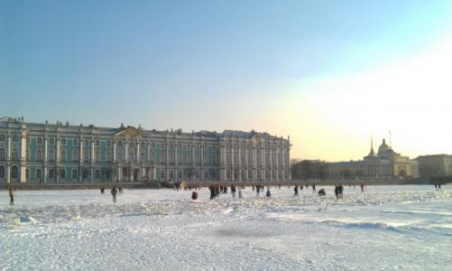 在圣彼得堡冬宫附近的雪
