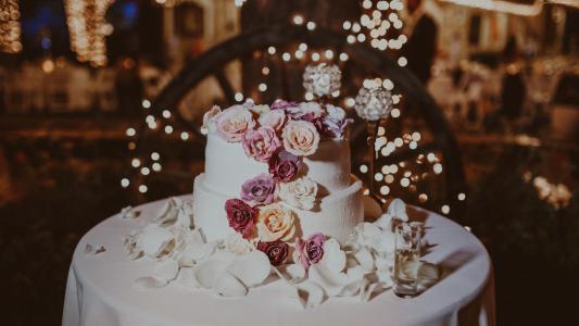 美丽的婚礼蛋糕装饰着玫瑰