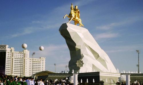 土库曼斯坦总统的镀金纪念碑，阿什哈巴德市