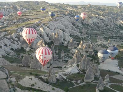 土耳其图片与气球的魔法烟囱
