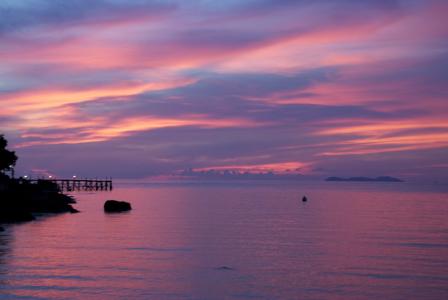 在酸值Kood海岛，泰国的桃红色日落