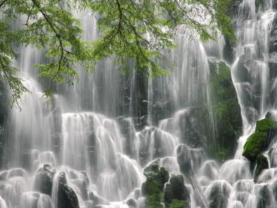 雷蒙娜俄勒冈州的瀑布