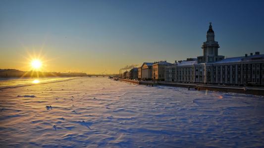雪在涅瓦河上的圣彼得堡