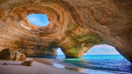 在阿尔加维，葡萄牙洞海滩