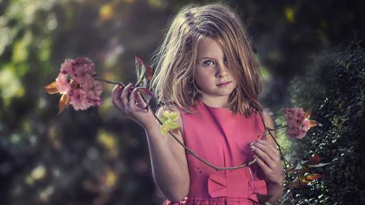 一件粉红色的连衣裙的小女孩