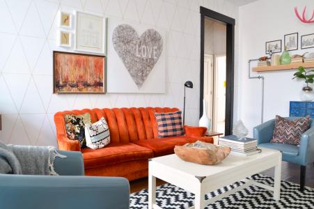 在客厅里的橙色沙发