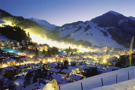 在萨尔巴赫辛特格兰滑雪胜地，奥地利的夜间灯光