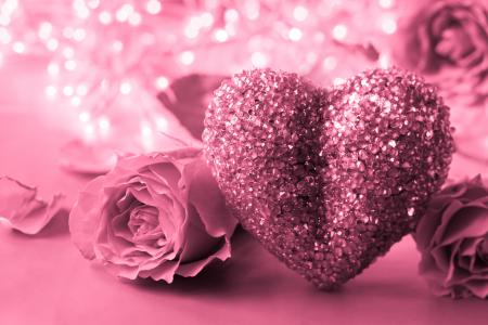 与水晶和粉红色玫瑰大粉红色的心