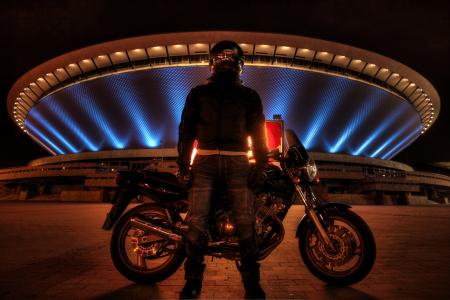 摩托车骑士在卡托维兹体育场的背景下