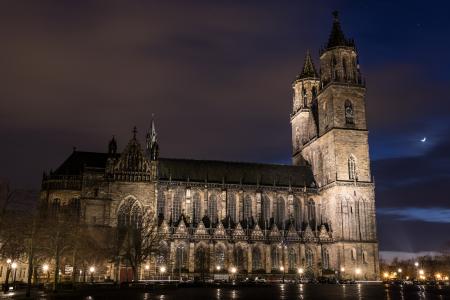 古代马格德堡大教堂在晚上，德国