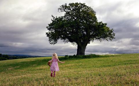 小女孩跑到一棵树
