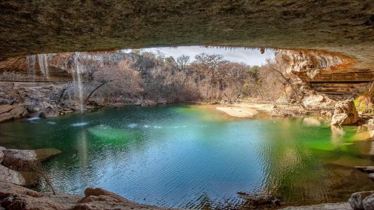 在洞穴的拱门下的湖