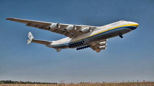 最大的安-225 Mriya飞机起飞