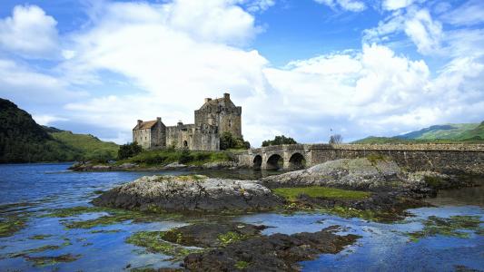 Eilen-Donan古城堡反对美丽的天空，苏格兰