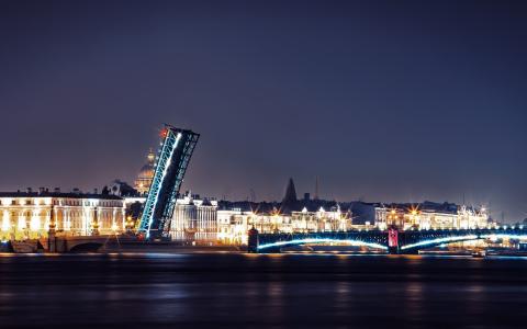 在圣彼得堡夜晚的一座破旧的桥梁