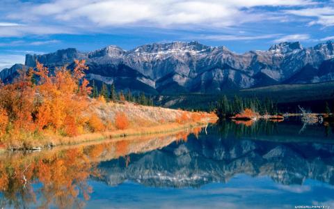 秋天在一个山湖的岸边