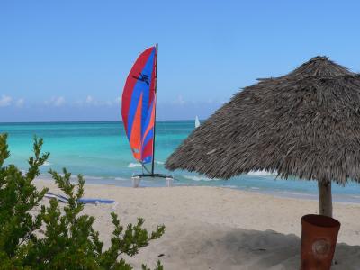 游艇在古巴圣玛丽亚岛度假胜地的海滩