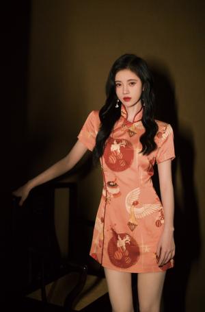 鞠婧祎旗袍短裙造型