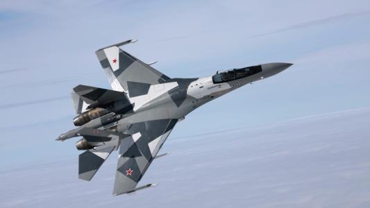 俄罗斯战斗机在天空中