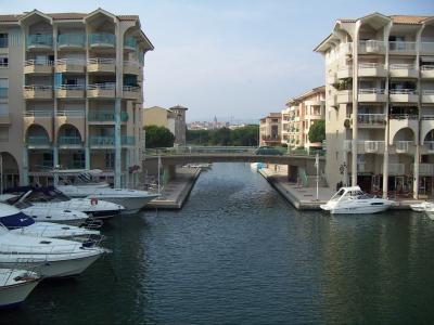 运河在法国弗雷瑞斯港的度假胜地