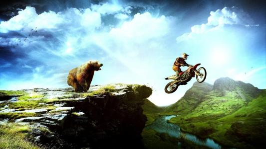 电单车司机从熊身上逃脱