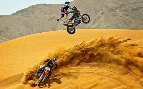 摩托车越野赛在沙漠中