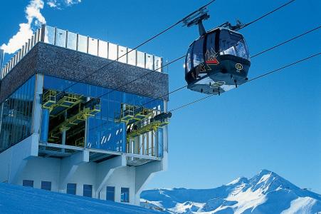 在伊施格尔滑雪胜地，奥地利的电梯建设