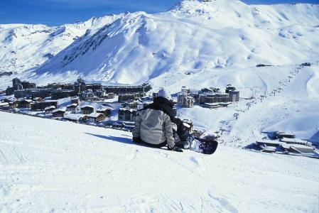 法国蒂涅滑雪胜地的冬季假期