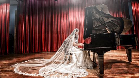 新娘在舞台上的钢琴