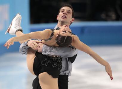 美国花式滑冰运动员Marissa Castelli和Simon Schnapier在索契赢得了铜牌