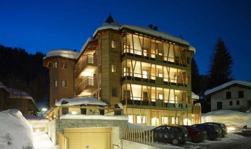 在马多纳迪坎皮利奥，意大利滑雪胜地的夜间灯光