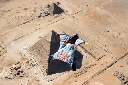 在金字塔的飞行西装的男人