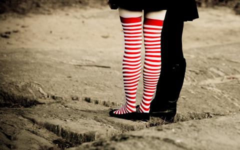 丝袜在红色和白色条纹的女孩