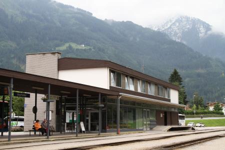 在迈尔霍芬，奥地利滑雪胜地的火车站