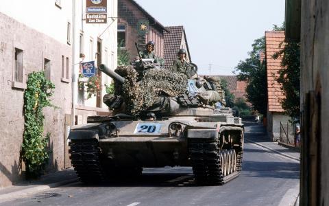 坦克在城市的街道上