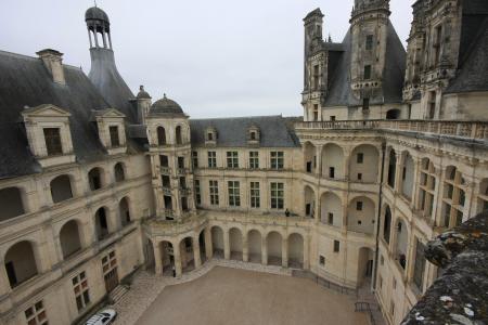 城堡的庭院在法国卢瓦尔河