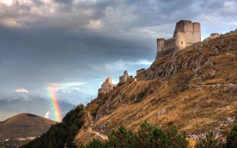 彩虹和城堡在山上