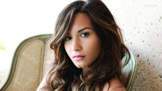 Demi Lovato在椅子上
