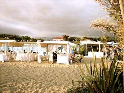 意大利Forte dei Marmi度假村海滩上的咖啡厅