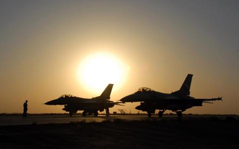 军事航空/战斗机在日落时