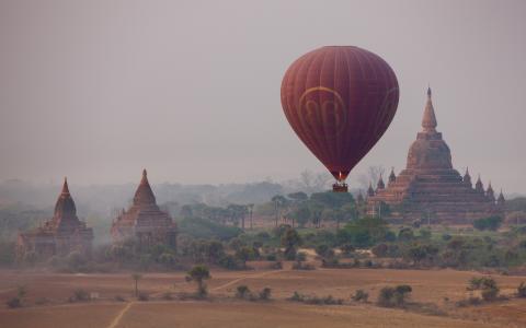 气球以佛教寺庙为背景