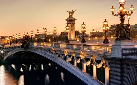 亚历山大3在灯笼，巴黎市的拱桥。