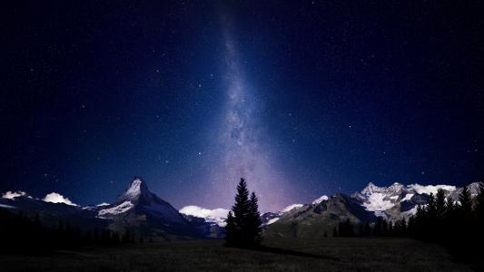 在瑞士阿尔卑斯山的夜空