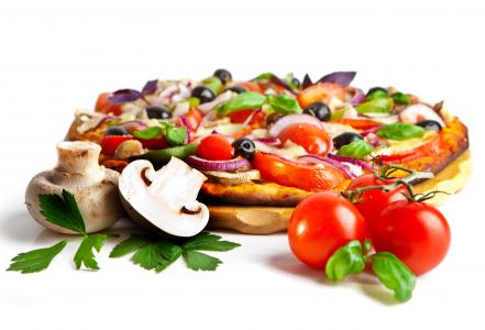 开胃的比萨，新鲜的蘑菇和西红柿在白色背景上