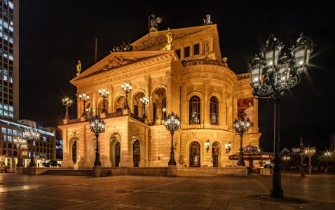 美丽的老歌剧院在晚上，法兰克福，德国