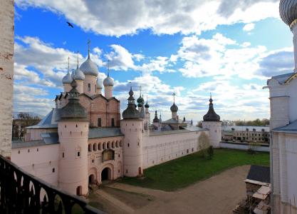罗斯托夫克里姆林宫在美丽的天空下，俄罗斯的视图